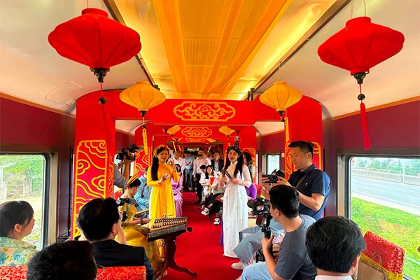 vé tàu di sản đà nẵng huế 